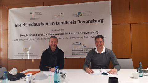 Bei der offiziellen Vertragsunterzeichnung waren Oliver Daeges, IB Daeges und Oliver Spieß, Verbandsvorsitzender Zweckverband Breitbandversorgung anwesend. 
