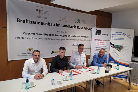 Foto der offiziellen Vertragsunterzeichnung zeigt Herr Baumann Projektleiter Corwese, Herr Schuster GF Corwese, Herr Spieß Verbandsvorsitzender ZVB RV und Herr Rühfel Leiter Tiefbau der Stadt Leutkirch